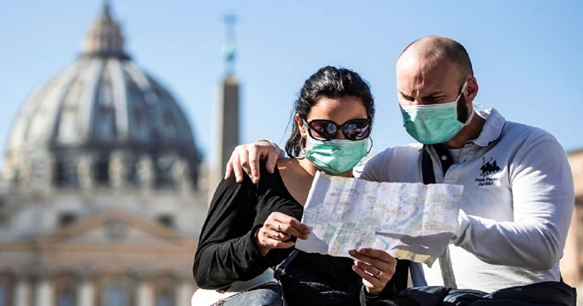 Пандемия и туризм — люди в масках и карта