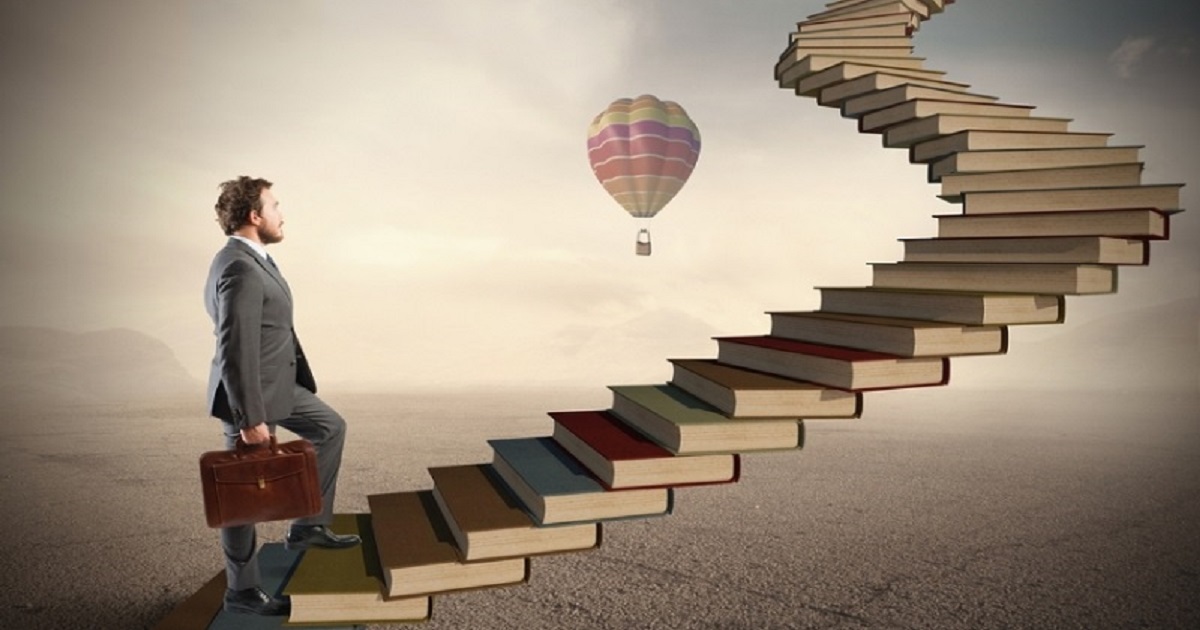 Книги для предпринимателей — человек идет по лестнице