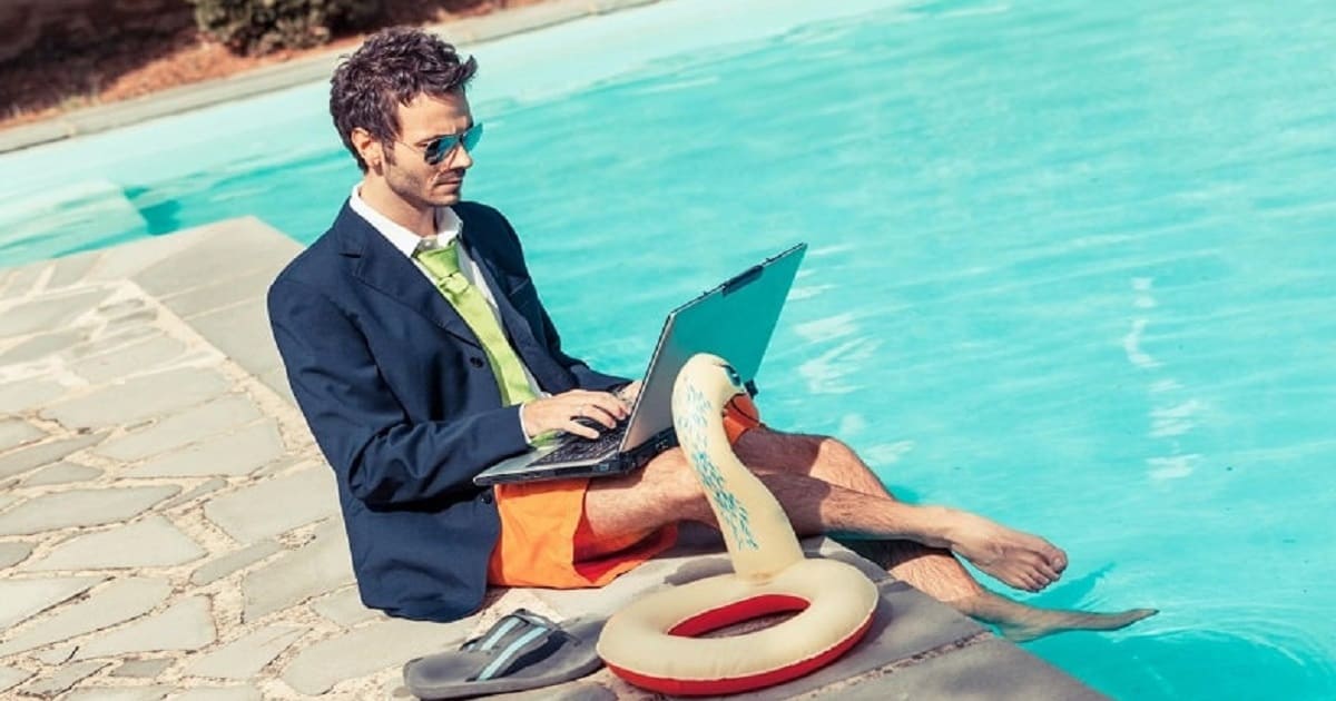 Бизнес-коуч — Мужчина с ноутбуком у бассейна